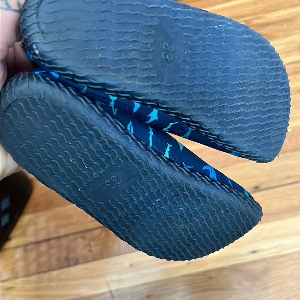 Vibrant Shark Print Slip-On water Shoes